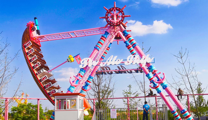 Pirate ship amusement ride 